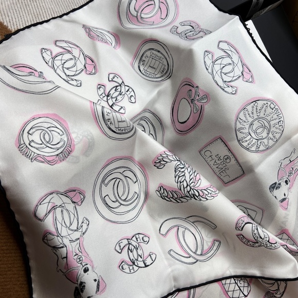 NEW Chanel 23P Puppy Dog CC Heart Charm 60 Square Silk Scarf Pink White Beige - Picture 5 of 9